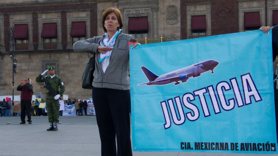 Jubilados de Mexicana de Aviación, se manifestaron frente a Palacio Nacional.