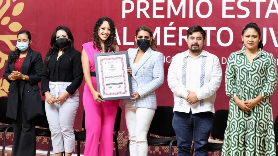 La gobernadora entregó galardones a 11 categorías del Premio Estatal al Mérito Juvenil 2022