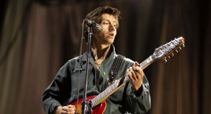 Alex Turner, vocalista de los Arctic Monkeys, cantó en la boda de uno de sus amigos: VIDEO