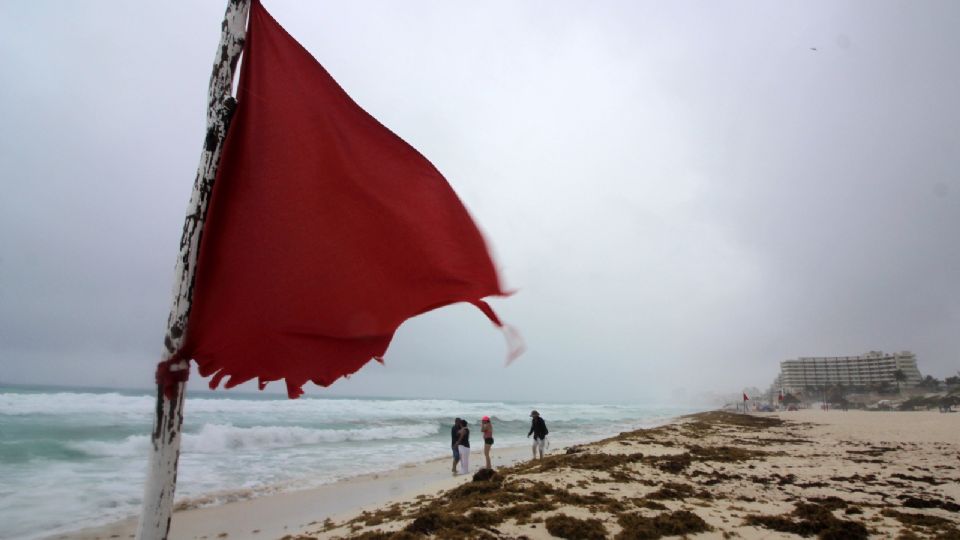 Ciudadanos en Cuba se preparan para recibir el huracán.