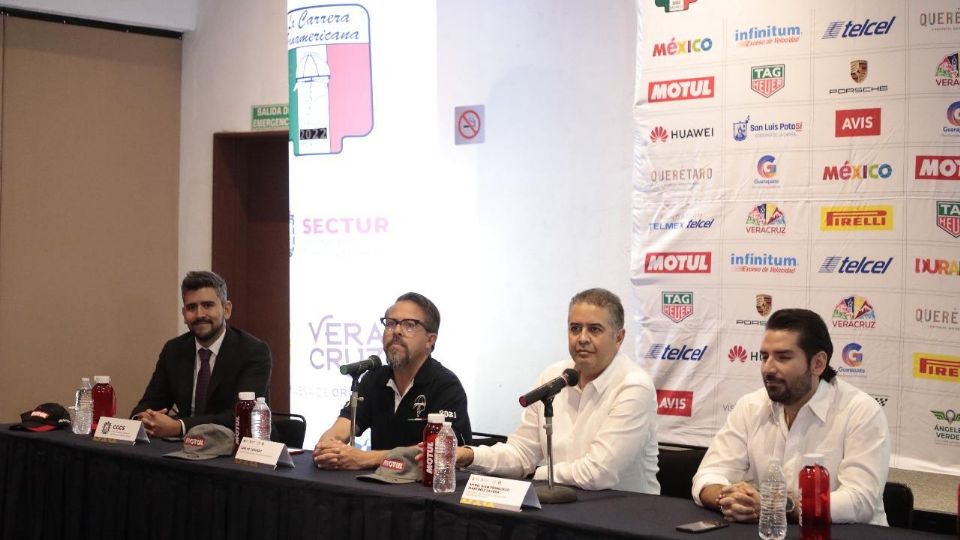 Funcionarios de la Secretaría de Turismo de Veracruz, anuncian el evento.