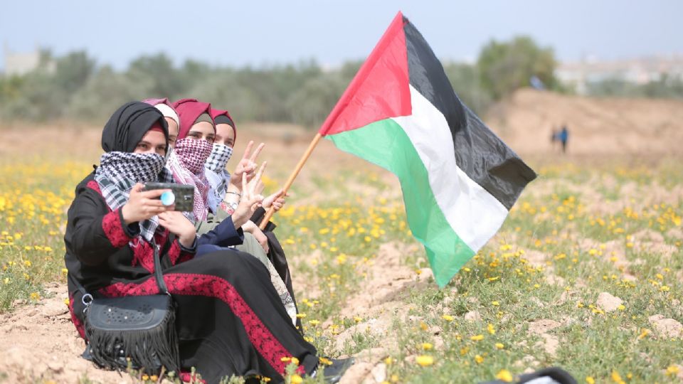 Mujeres presumen la bandera palestina