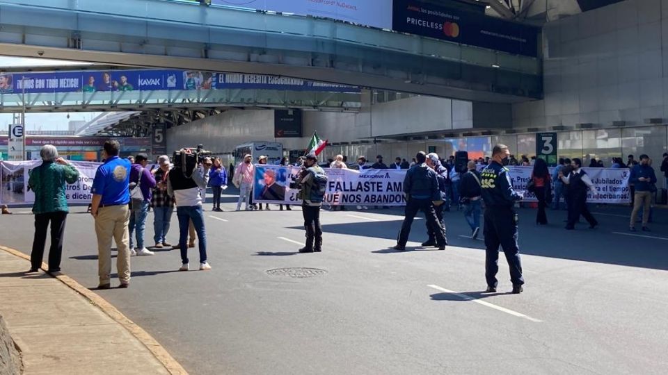 Jubilados de Mexicana de Aviación bloquean el acceso a la Terminal 1 del AICM.