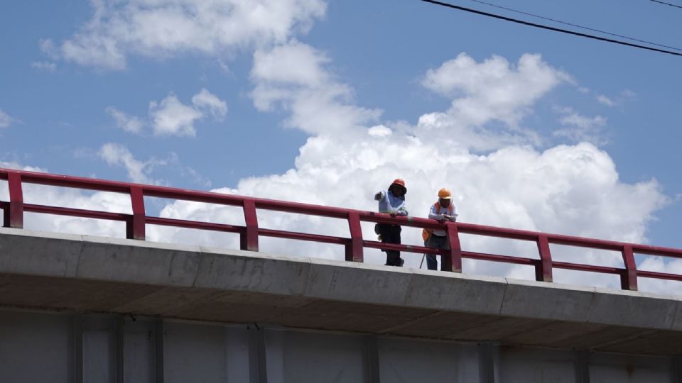 Dos trabajadores se observan en la obra del Trolebús Elevado sobre avenida Ermita-Iztapalapa, el 11 de mayo de 2022.