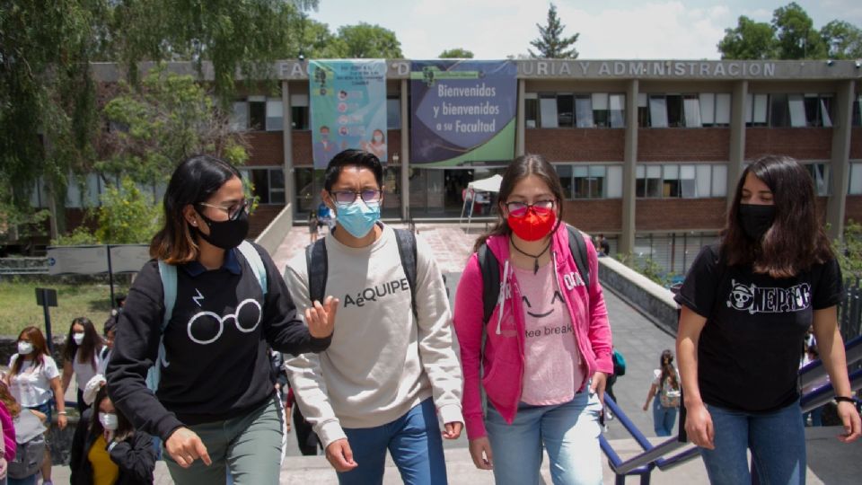 Estudiantes de la UNAM saliendo de clases presenciales.

