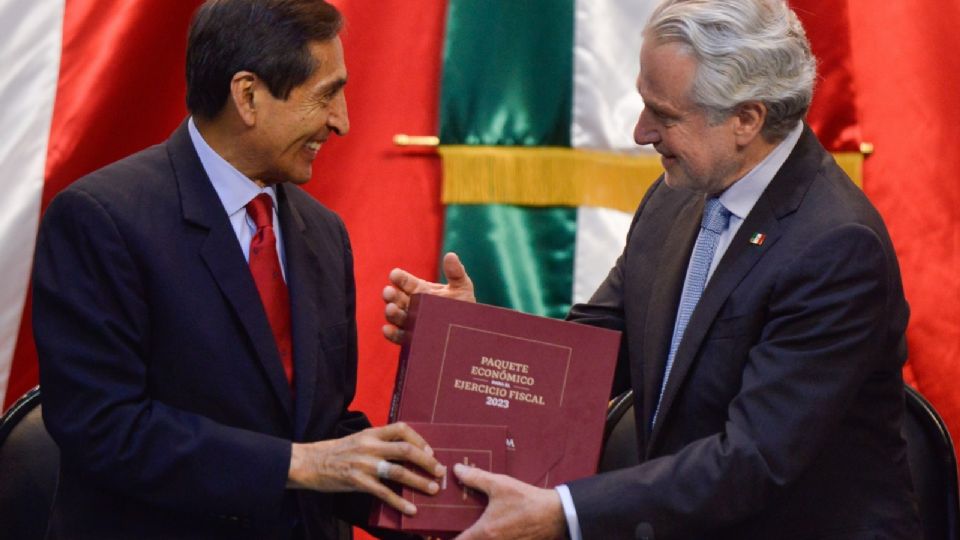 Rogelio Ramírez de la O, secretario de Hacienda y Crédito Público, y Santiago Creel, presidente de la mesa directiva, durante la entrega del Paquete Económico para el Ejercicio Fiscal 2023 a la Cámara de Diputados.