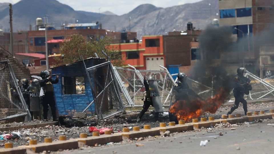 Perú decreta toque de queda en Puno tras protestas con 17 civiles y un policía muertos