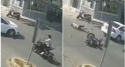 Momento exacto en que un motociclista se impacta contra un auto en Ecatepec: VIDEO