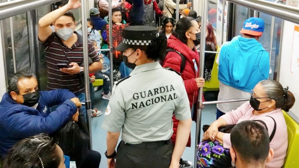 Elementos de la Guardia Nacional en el Metro.