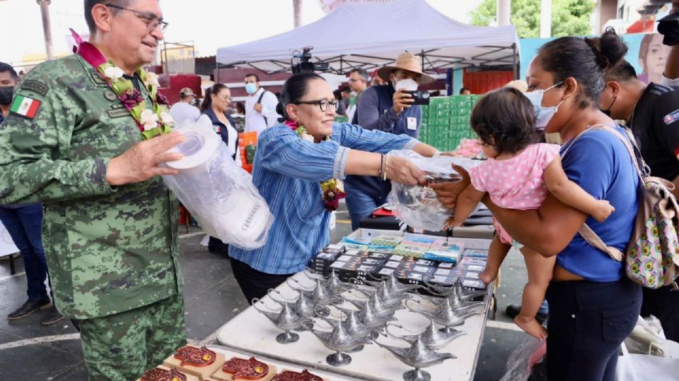 Tianguis del Bienestar instalado en San Pedro Pochutla a las familias afectadas por el huracán Agatha.