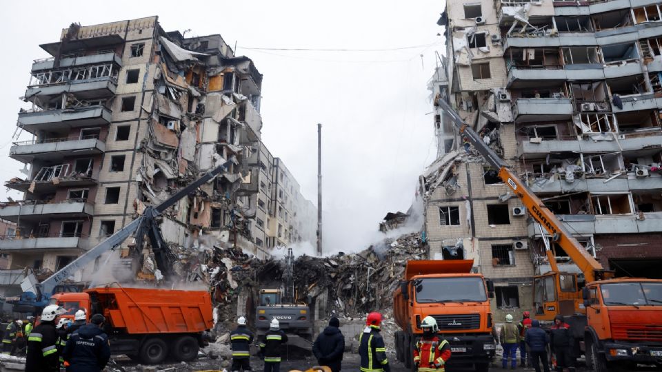 Equipos de emergencia trabajan en el lugar donde un bloque de apartamentos resultó gravemente dañado por un ataque con misiles rusos