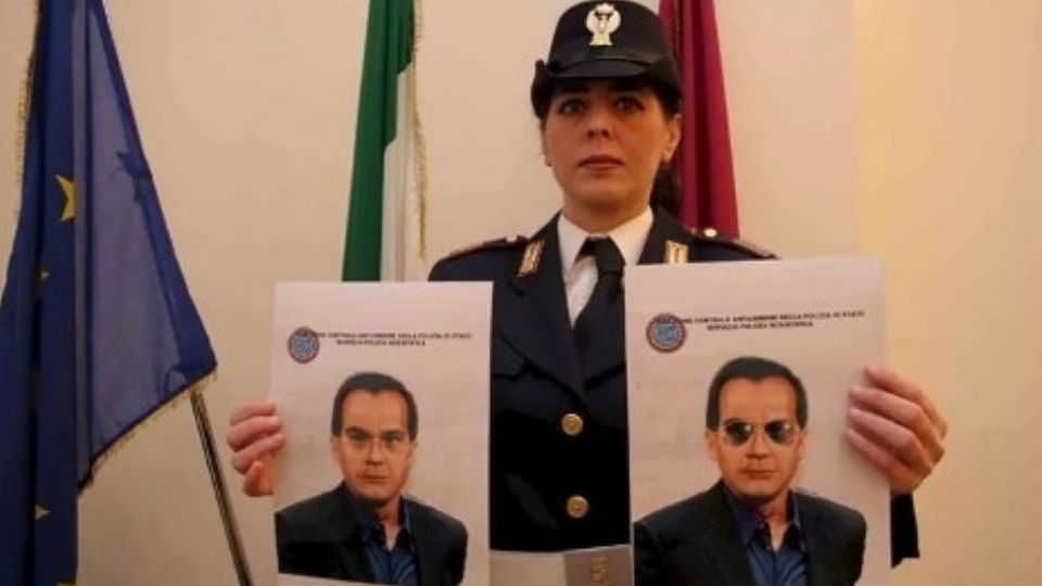 Una policía italiano muestra dos imágenes del capo de la Mafia Matteo Messina Denaro