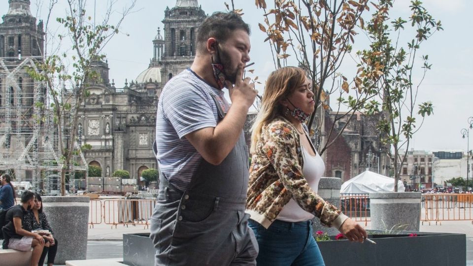 Pareja fumando en el Centro Histórico.