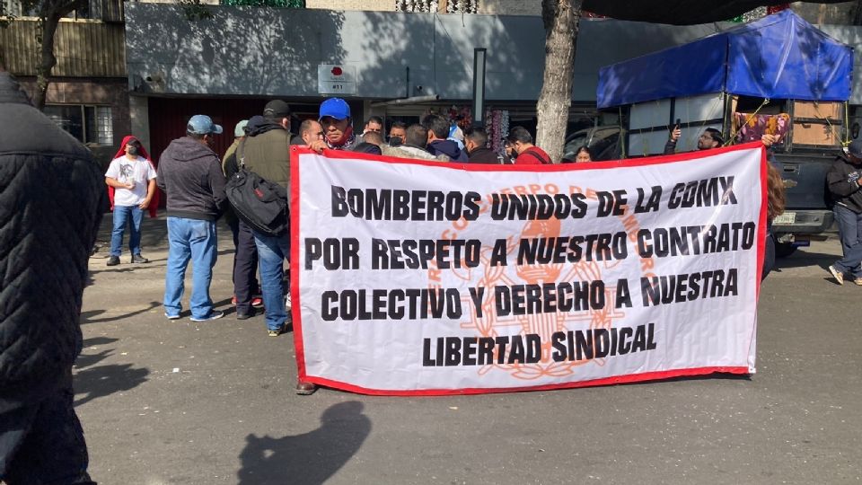 Los manifestantes efectuaron bloqueos intermitentes a la circulación sobre Calzada de La Viga, casi al cruce con Fray Servando Teresa de Mier.