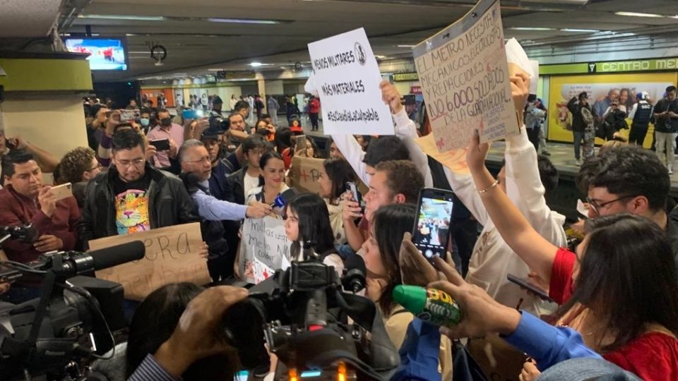 Jóvenes se manifiestan en contra de la presencia de la Guardia Nacional en el Metro.