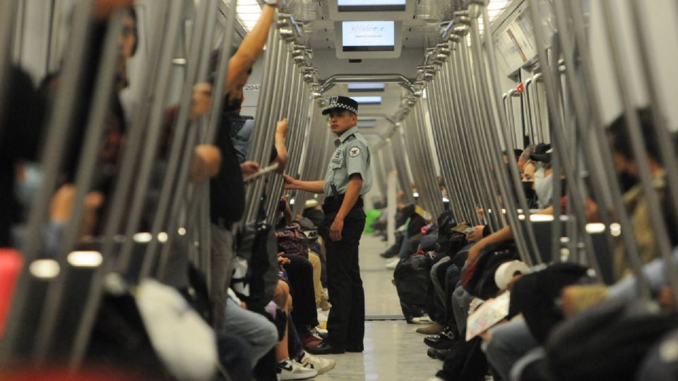 Un elemento de la Guardia Nacional viaja a bordo de uno de los trenes de la Línea 12 del Metro.