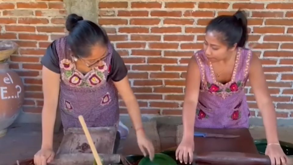 Yalitza Aparicio participa en la elaboración ancestral del chocolate.