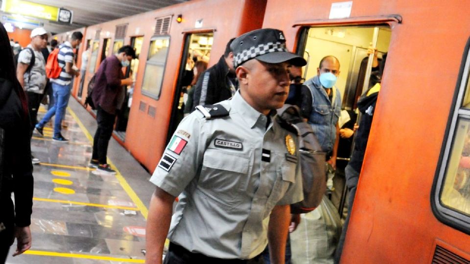 Guardia nacional en las instalaciones del Metro.