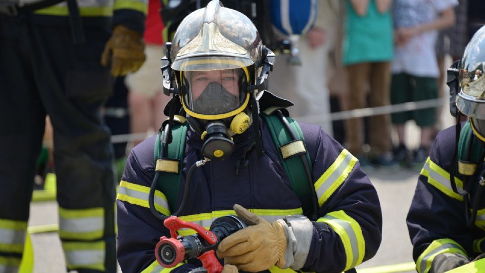 Ilustrativa, bombero da instrucciones a víctima de incendio y logra ponerlo a salvo.