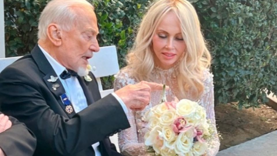 Buzz Aldrin; el legendario astronauta se casa a los 93 años.