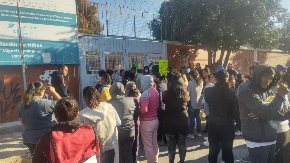 Protestas contra una maestra a las afueras del Kínder