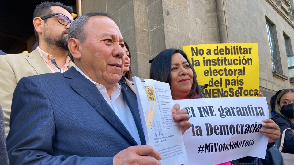 Jesus Zambrano, líder del PRD en la presentación de la acción de inconstitucionalidad.