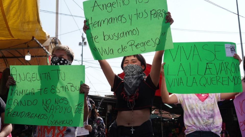 Familiares protestan para recuperar a sus familiares perdidos.