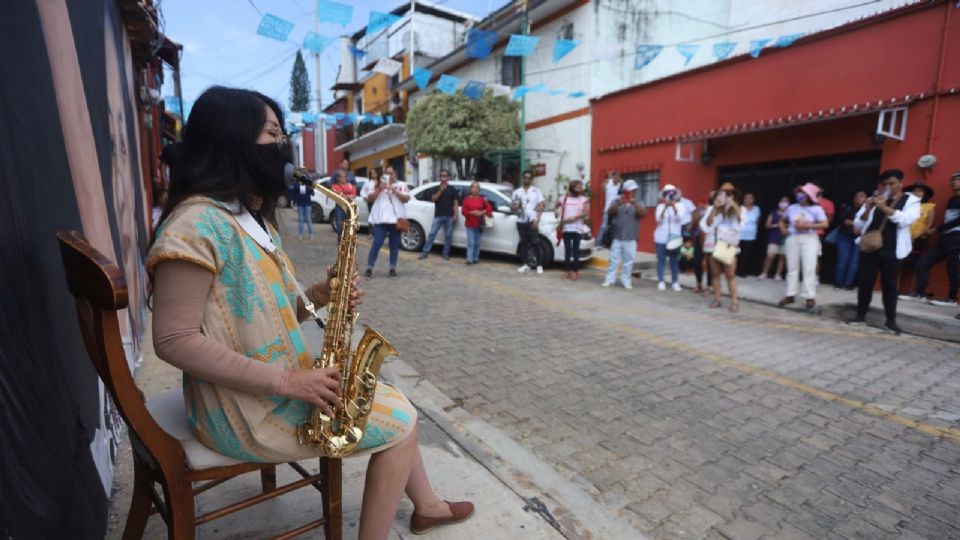 La saxofonista Maria Elena Ríos Ortiz acudió a la inauguración del mural Nucuaj.