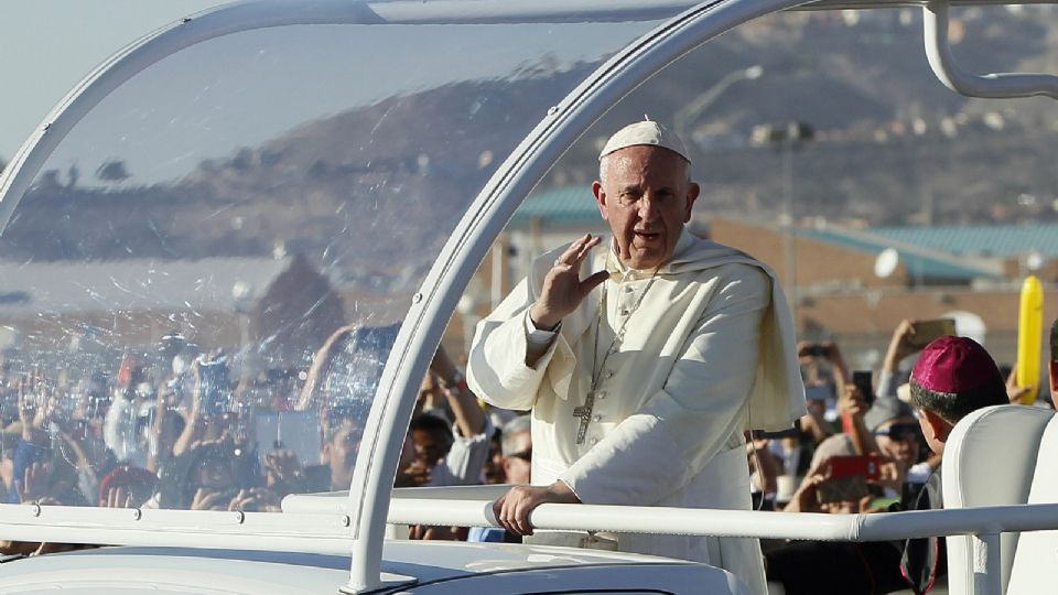 Papa Francisco mientras saluda a feligreses a su llegada para una misa en la fronteriza Ciudad Juárez.