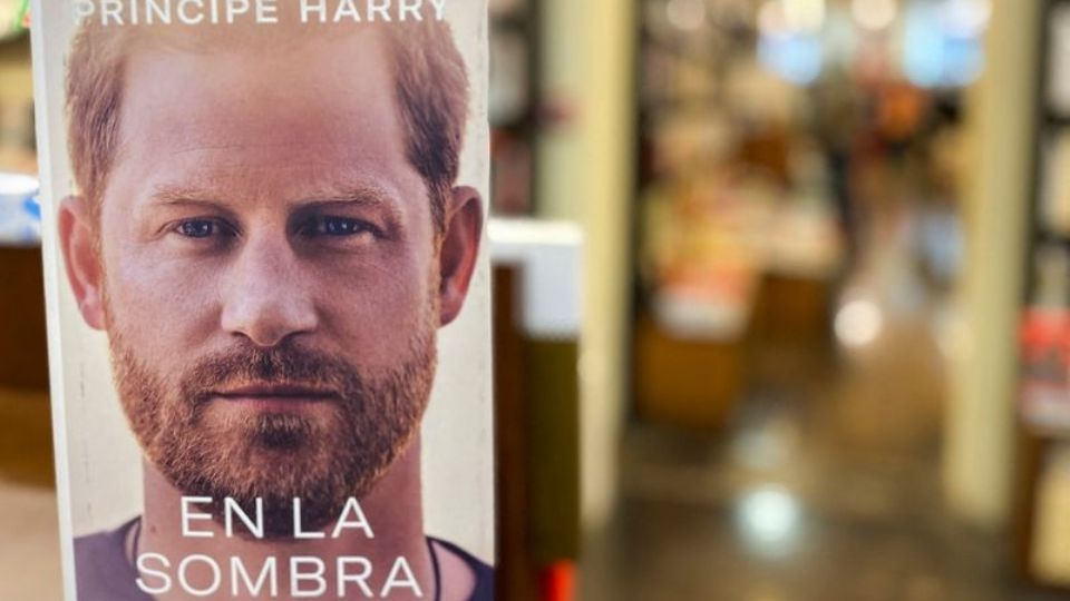 El Príncipe Harry y su libro en la sombra es un fenómeno