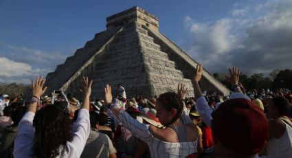 ¡Otro! Turista sube a la pirámide de Kukulkán en Chichen Itzá