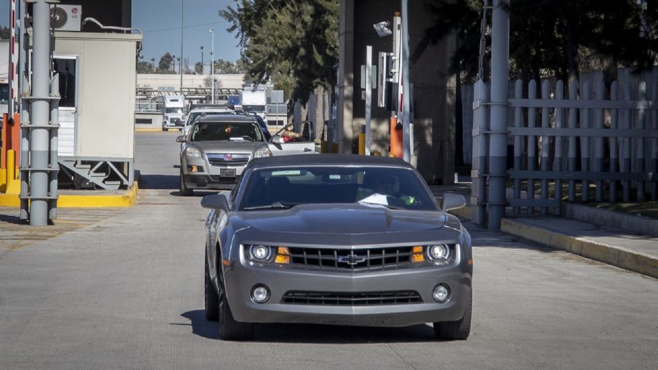 Salen de la aduana de Tijuana los primeros carros 'chocolates' regularizados.