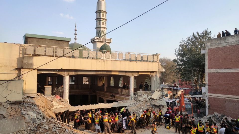 Mezquita atacada en Peshawar, Pakistán.