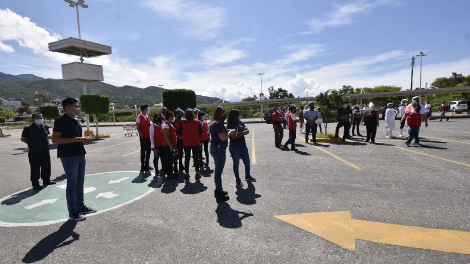 lgunas personas salieron rumbo al estacionamiento del centro comercial para resguardarse,