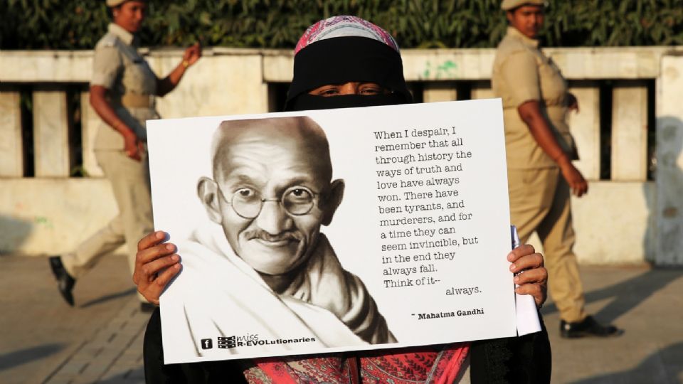 La relevancia de la filosofía Gandhi está presente en los tiempos actuales como símbolo de libertad, tolerancia y de no discriminación.