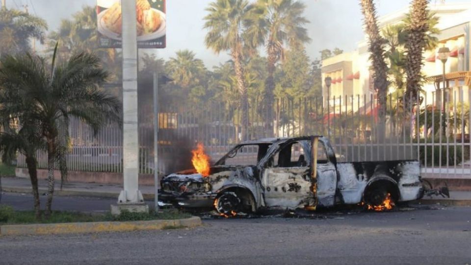 Auto incendiado por bloqueos en Sinaloa.