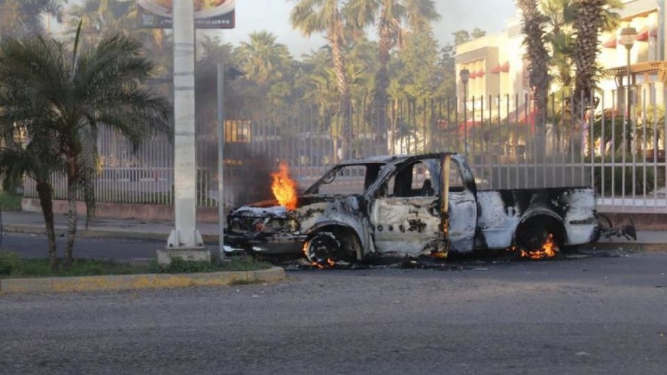 Auto incendiado por bloqueos en Sinaloa.