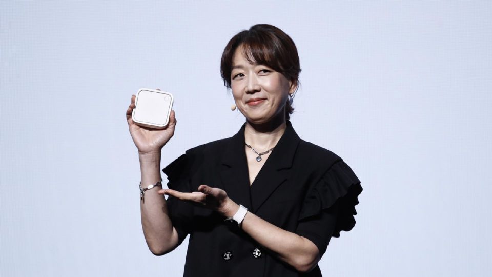 La vicepresidenta ejecutiva de SmartThings, Jaeyeon Jung, muestra SmartThings Station.