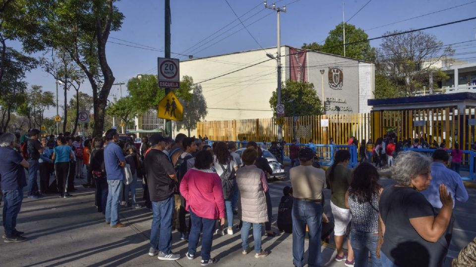 Estudiantes embozados tomaron las instalaciones del plantel 8 de la Escuela Nacional Preparatoria.