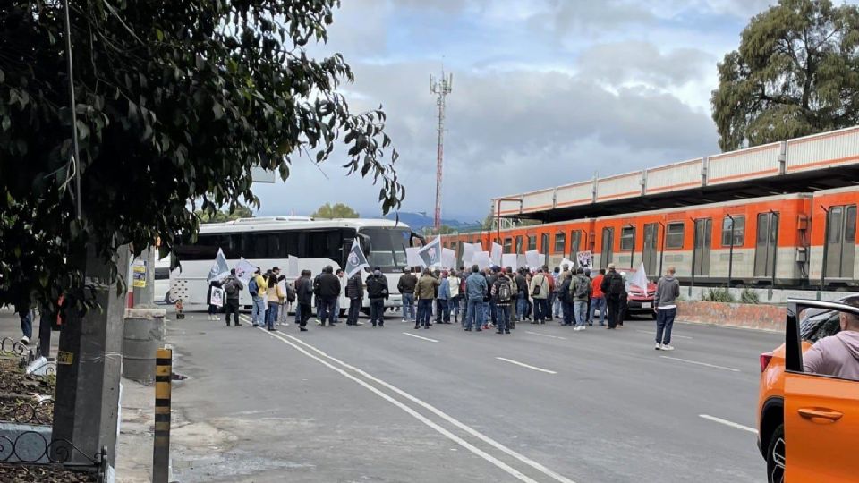 Los manifestantes ocasionaron severos contratiempos al desplazamiento vehicular.