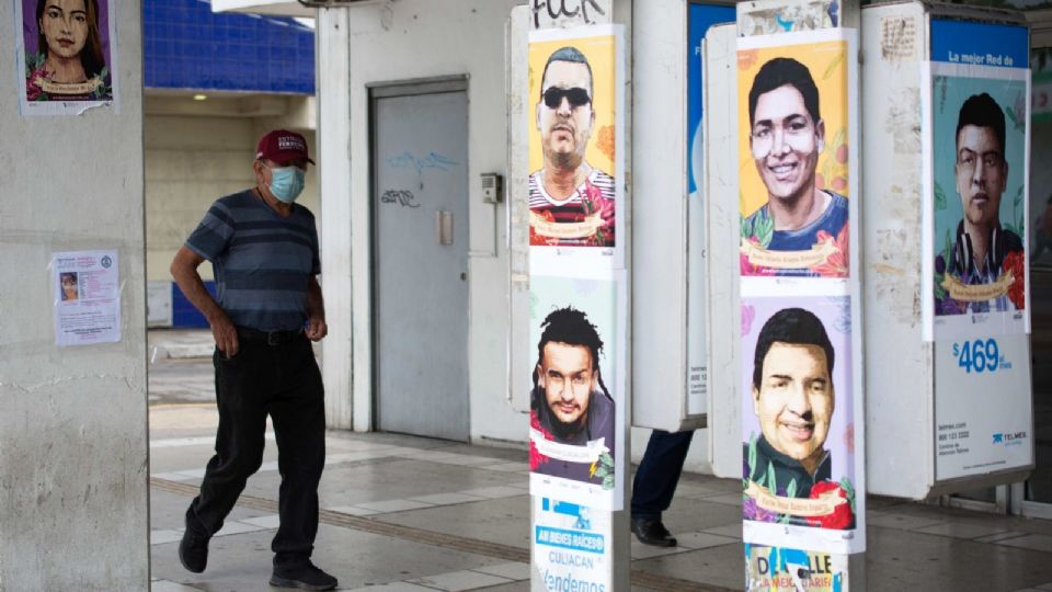 El colectivo de búsqueda Sabuesos Guerreras tapizaron el centro de Culiacán, Sinaloa con los rostros de desaparecidos.