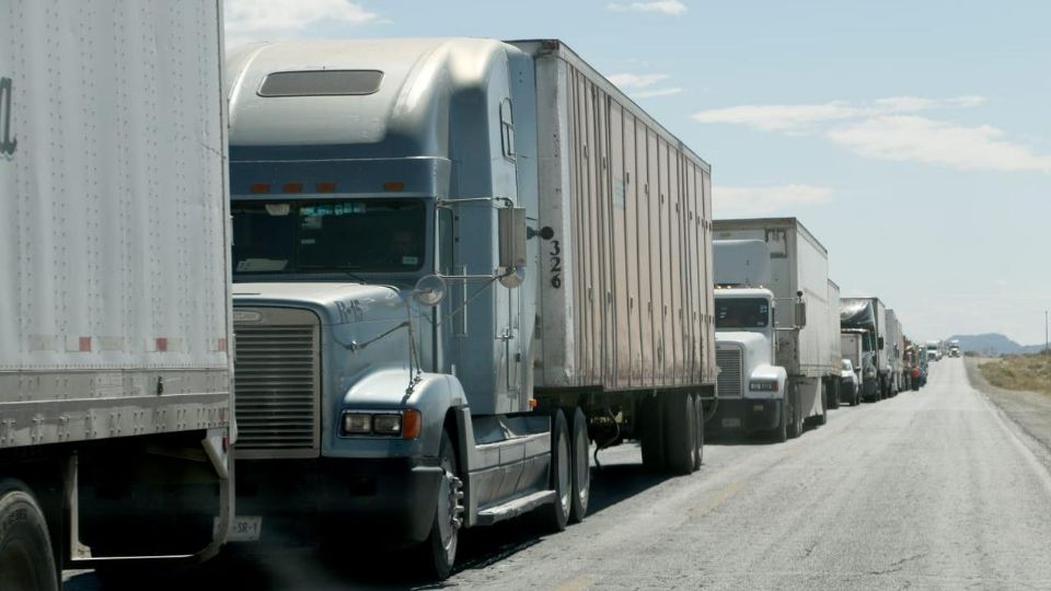 Trump propone aplicar aranceles a importaciones de camiones pesados.