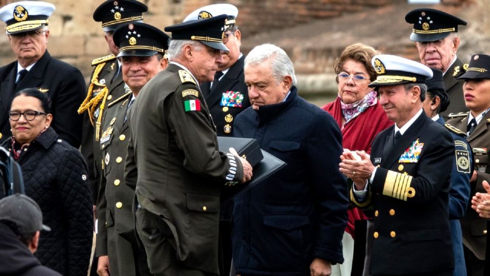 AMLO entregó presea a Salvador Cienfuegos.