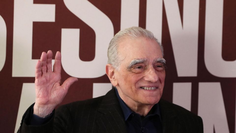 El cineasta estadounidense Martin Scorsese saluda hoy durante una rueda de prensa sobre su nueva película 'Los asesinos de la luna', en Ciudad de México.