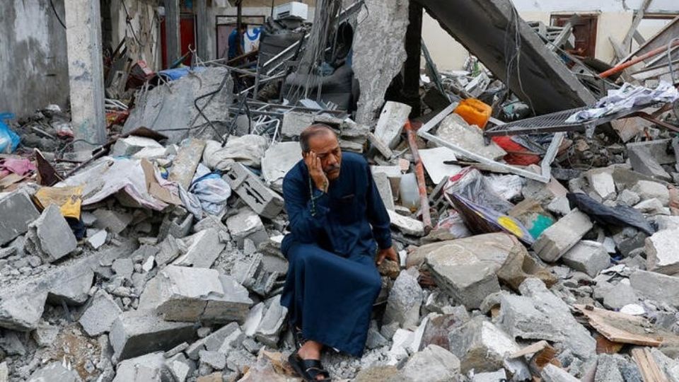 Un palestino se lamenta sobre las ruinas de un edificio destruido en un ataque israelí sobre Rafah, en el sur de la Franja de Gaza.