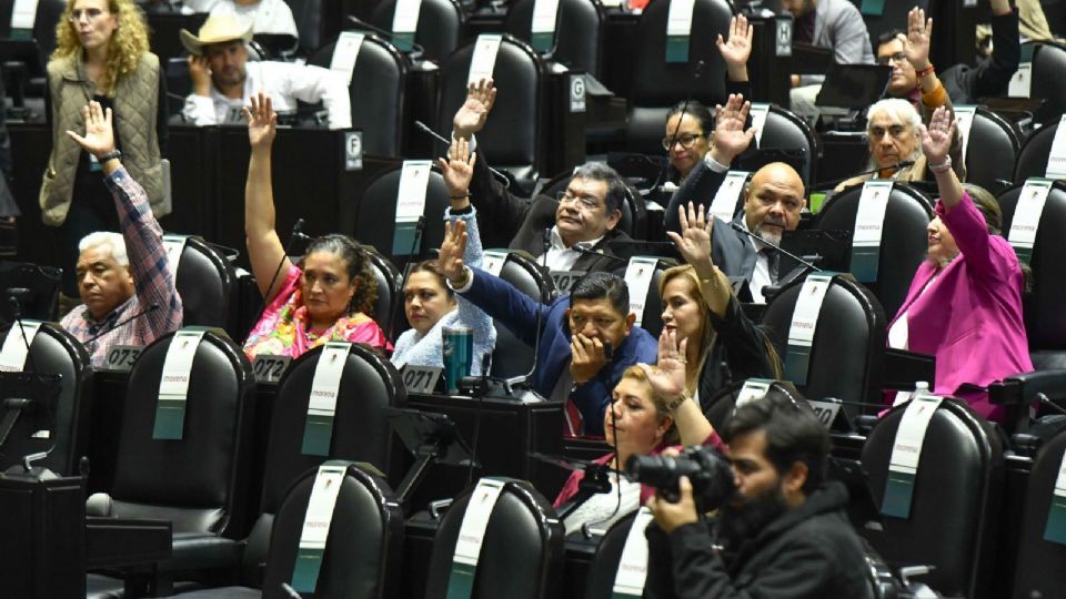 Votación del grupo parlamentario de Morena durante la Sesión ordinaria de la Cámara de Diputados.