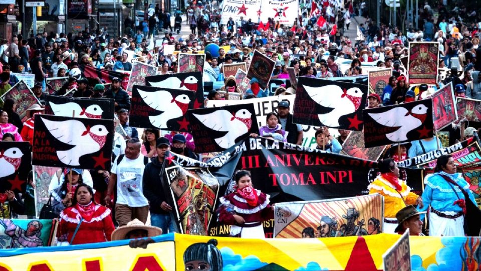 Manifestantes por el Día de la Raza.