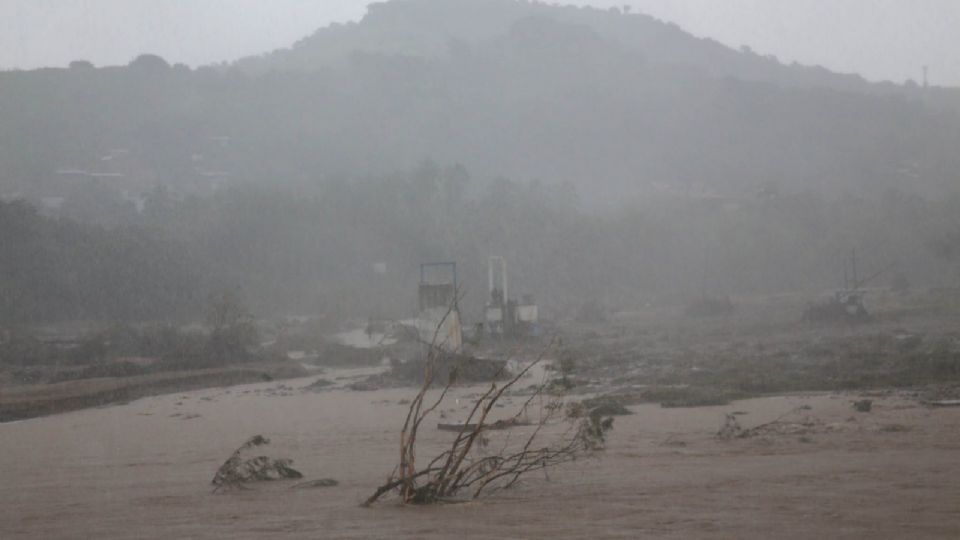 Las intensas lluvias de la tormenta tropical Max causaron el colapso de la carretera Acapulco-Zihuatanejo.