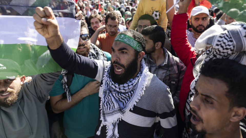 La gente grita consignas contra Israel durante una manifestación para mostrar solidaridad con el pueblo palestino, después de la oración del viernes en Estambul, Turquía.