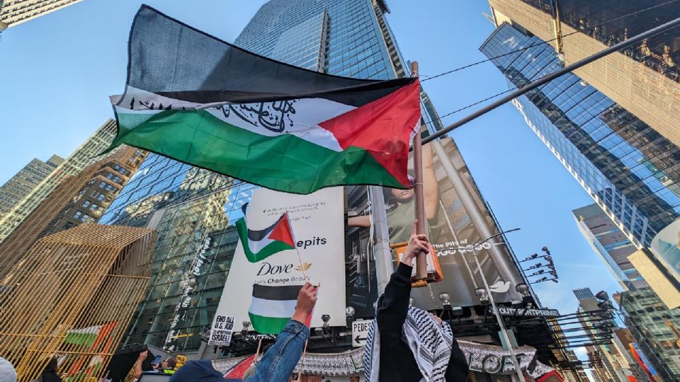 Personas se manifiestan hoy a favor de Palestina, en Times Square en Nueva York, EU.